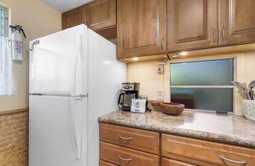 Kahaluu Bay House | 🏖️Steps From Lanai -> Beach | AC & WIFI | $ Affordable