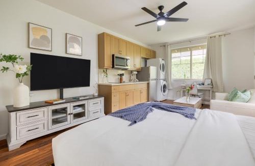 Makaha Valley House | Studio Nene by AvantStay Chic Cozy King Bed