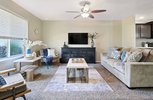 Meridian House | Stunning Private 3 Bedroom Home in the Heart of Me