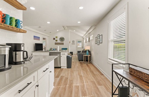 Saint Simons Heights Cottage | Sunflower Hideaway -Walk to eats, bike to beach, pet friendly, Relaxed backyard.