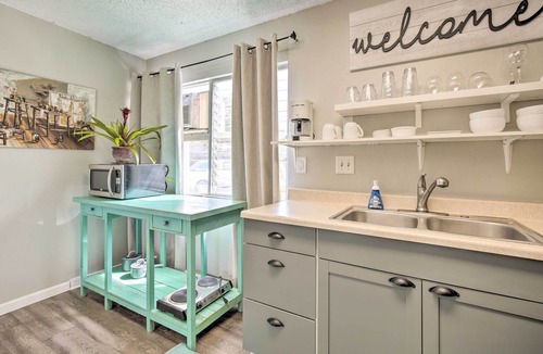Historic Kailua Village Apartment | Sunny Central Condo: Lanai & Community Pool Access