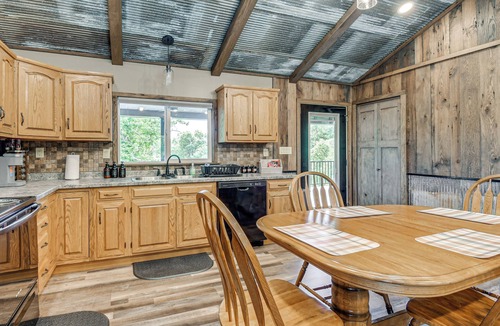Campton Cabin | Sunset Climb & Hike: Red River Gorge Cabin w/Deck