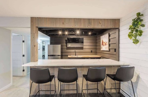 West Valley House | Sweeping Views for 26 with Fire Pit & Gym