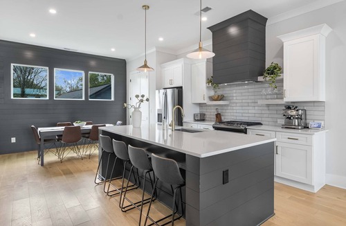 Pittsburgh House | The Blackstone Manor - 4BR Home with Skyline View