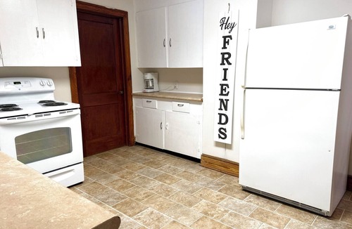 Southern Shops House | The Blueberry - 2 Bed/1 Bath/3 Acre House - 2 mins from I-26/I-85 - Pet Friendly