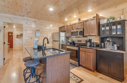 White Oak Lodge Cabin | The Foxtail Lodge - Game Room, Hot Tub & Smoky Mountain Resort Pool