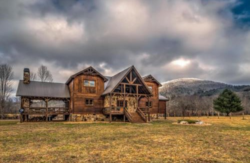 Blue Ridge House | The Haven on Toccoa - River deck | Fire Pit | Hot Tub | Outdoor Fireplace