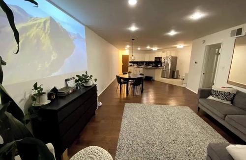 Hollywood Hills Condo | The Landing - Hollywood Hills Apt 3 min from Universal Studios and Walk of Fame