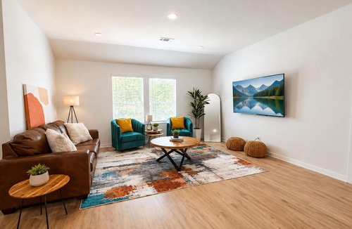 Maysville House | The Laredo - A Modern 4 BR house near Bentonville- 10 minutes from trails WMT HQ