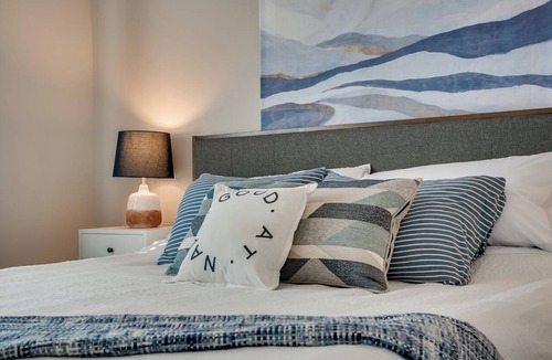 Gracewood Apartment | The Madison: 2 King Beds - TVs in BRs - Pool & Gym - WiFi - Washer & Dryer