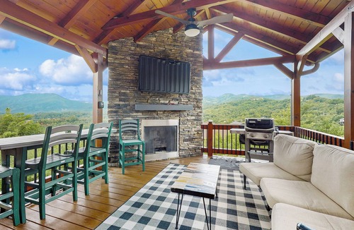 Chalet Village North Cabin | Theater + Arcade! 'Tri-Star Lodge' in Gatlinburg