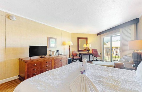 Hanamaulu Apartment | Third-Floor Lihue Condo with Resort Pools, Gym, Spa & Dining