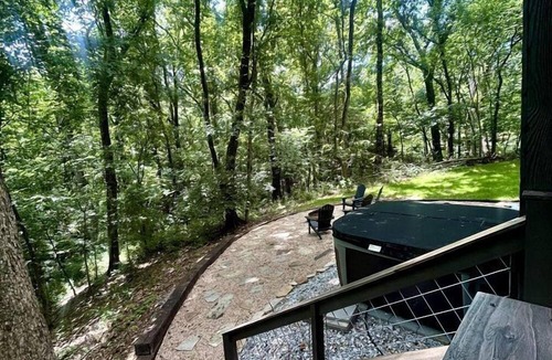 Gentry Cabin | Tranquil Wooded Cabin Retreat with Private Hot Tub & Fire Pit Near Gentry, Arkansas