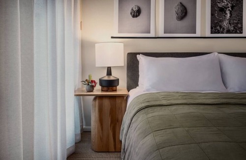 Historic Kailua Village Hotel | Tropical Escape l 2 Rooms, Beach Access, Free Bikes, Pool & Pet-Friendly Stay