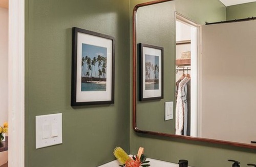 Historic Kailua Village Hotel | Tropical Escape l 2 Rooms, Beach Access, Free Bikes, Pool & Pet-Friendly Stay