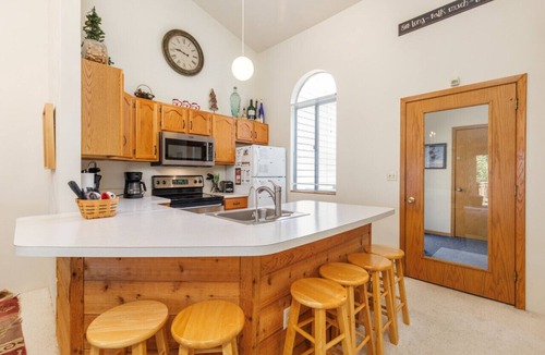 Hidden Valley Condo | True Ski-In/Ski-Out on Comet & Voyager, Sleeps 9, Fireplace, Pet Friendly