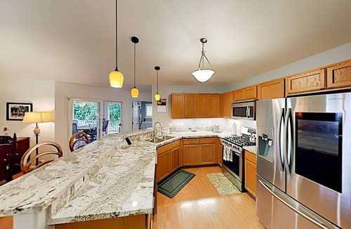 Honokaa House | Updated Family Home w/Lanai, private washer & dryer, WiFi, enclosed yard