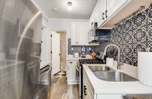 University District House | Upgraded Historic Gem 5BR/4BA w/AC – Walkable to UW, Light Rail & Grocery