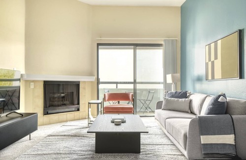 Downtown Burbank Apartment | Upscale Burbank 2BR w/BBQ, Gym & Pool, near TJ & WF, by Blueground