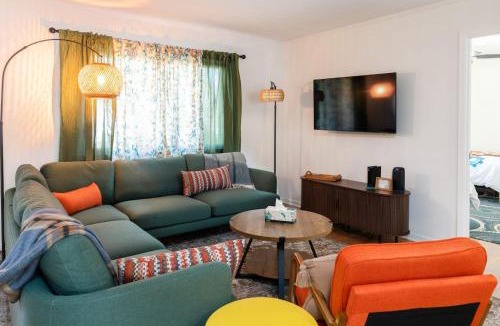 Oxford House | Upscale comfort & class with seasonal pool & yard