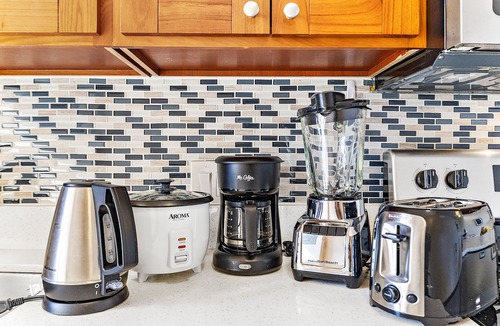 Waikiki Condo | Waikiki Banyan 1BR w/Great Ocean Views, Steps to Beach & Parking!