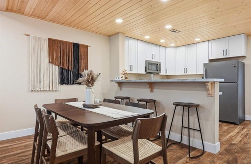 Southeast Boise House | *Walk To BSU*HotTub*Parking*300Mbps*Smart TV*W/D*A/C
