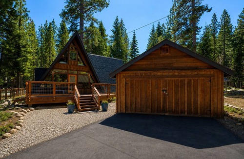 Pineland Ski Chalet | Walk to Lake! Dazzling Chalet - 3+bd 2.5ba 2100sf - heart of the West Shore