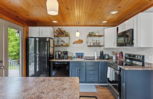 Stanton Cabin | Warm & Cozy Red River Gorge A-Frame with Hot Tub and EV charger