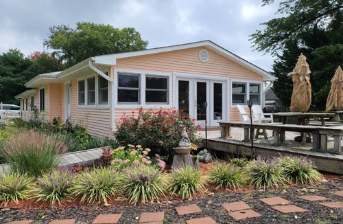 Stevensville House | Waterview Home! Beach Volleyball! Near Wedding Venues! Walk to Bar & Restaurant!