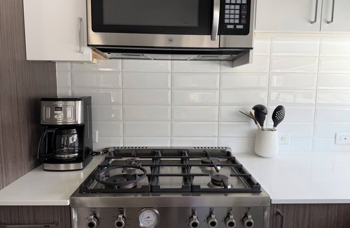 Fremont House | Welcoming 2-bedroom townhome with AC in vibrant Seattle