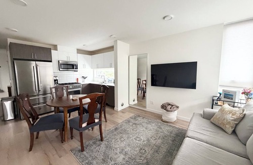 Fremont House | Welcoming 2-bedroom townhome with AC in vibrant Seattle