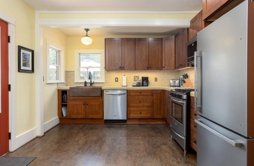 River West House | West Side Bungalow │Cali King Bed │Walk Everywhere │Hot Tub │One Block to River