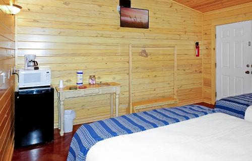 Wimberley Apartment | Wimberley Log Cabins Resort and Suites- Unit 5