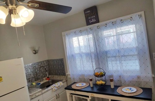 Kenmore Apartment | YOUR Cozy 2brm Upper Kenmore Retreat w balcony near Buffalo & Niagara Falls.