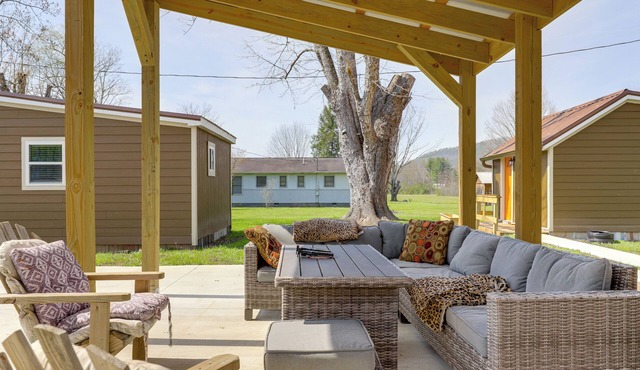 2 Mi to Great Smoky Mtns NP! Cozy Cabin Retreat