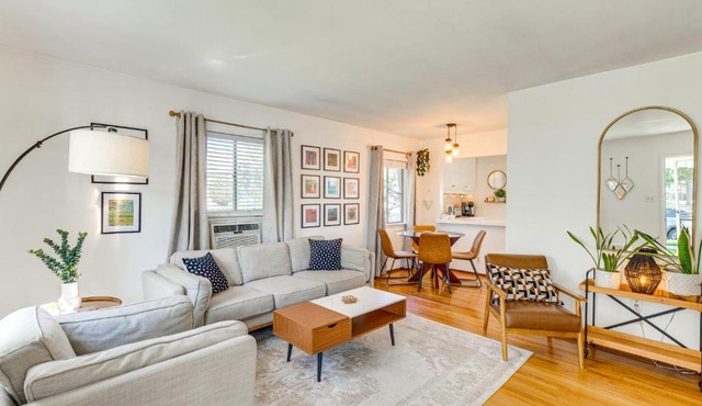 2 Mi to Griffith Park: Chic Home w/Private Patio in Burbank