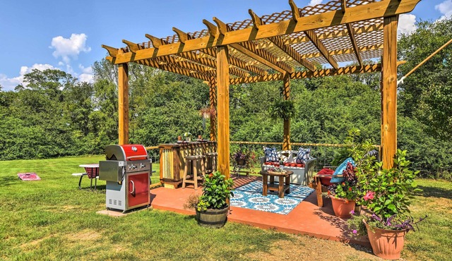2 Mi to Lake Hamilton! Log Cabin w/Cozy Loft in Hot Springs