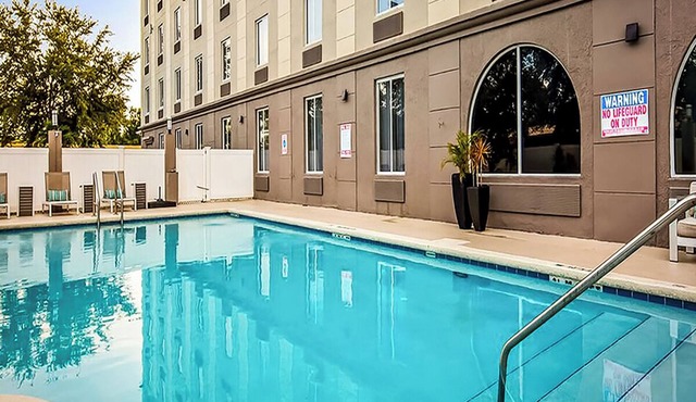 2 Orlando Units | 10 Mins to Airport | Outdoor Pool Access + Free Breakfast in Orlando