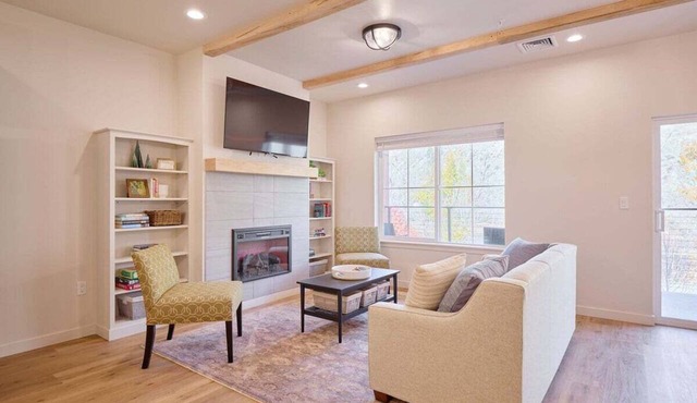 2BR/2BA Riverfront Condo w/Deck in Cashmere