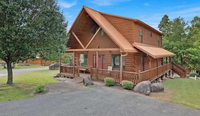3 BDR Log Cabin in Cozy Resort w/Private Hot Tub in Gatlinburg