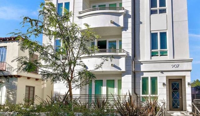 3 Large Bedrooms | Near Downtown | Balcony