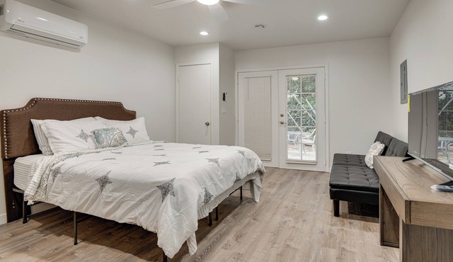 3 Mi to UCLA: Pet-Friendly Studio Apartment!