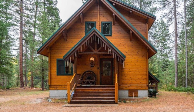 3BR Riverfront Western-Themed Cabin on the Chiwawa River in Leavenworth