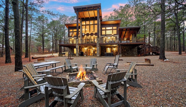 4 Bedroom 3.5 Bath-Pickleball/Basketball Court, Game Room, Hot Tub & Playground in Broken Bow