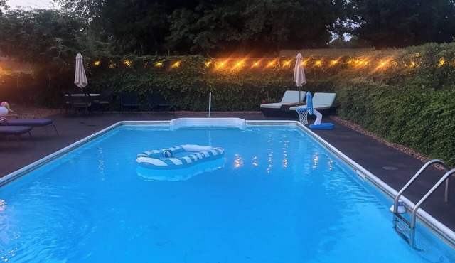 4-bedroom house with pool and sand volleyball court 1 mile from Gardner Webb