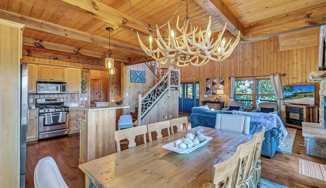 4 Mi to Sapphire Ski! Mtn-View Cabin w/Deck in Sapphire