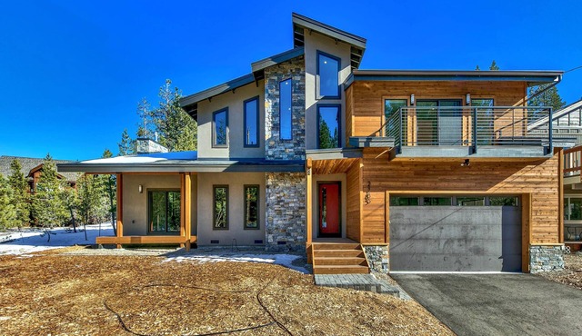 4BR-3BA Mountain Modern, Hot Tub, hiking trail access, close to river. in South Lake Tahoe