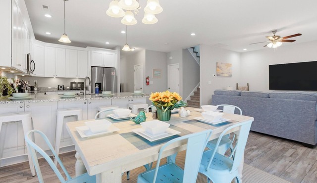 4BR Sleeps 12 w/Game Room - Minutes Away from Beach