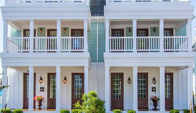 4BR VA Beach townhouse, walk to boardwalk, parking, WiFi, pet-friendly in Virginia Beach