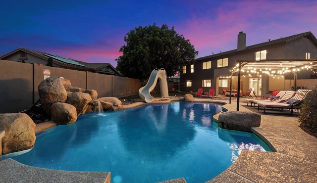 5 Bed 4 Bath Home PREMIUM LOCATION Sleeps 16+ heated pool option and spa in Glendale